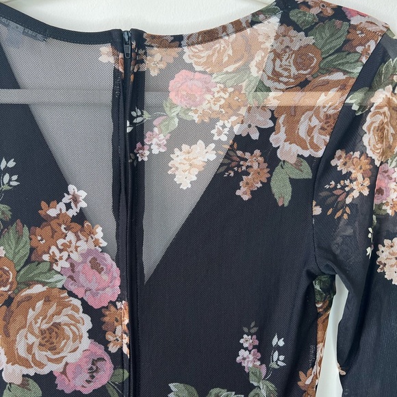 Deep V-Neck  Floral Romper - Picture 3 of 7